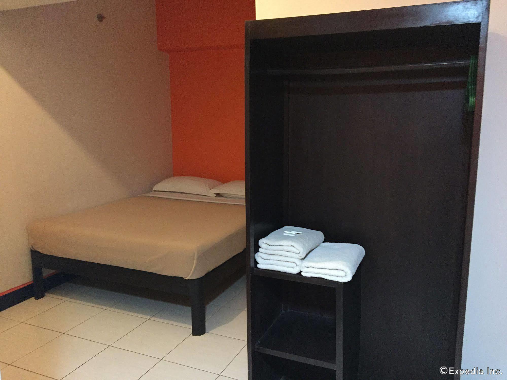 Negrense Suites Bacolod Exterior foto